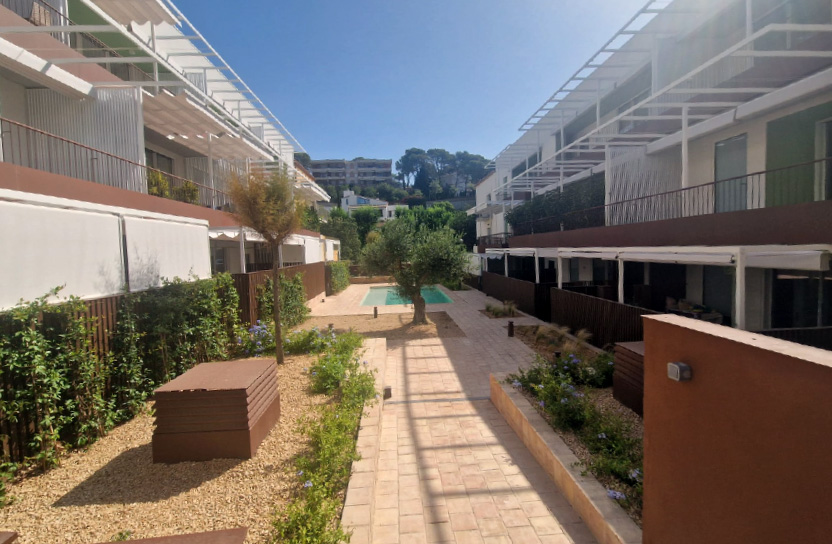 Tancaments d'alumini a 23 pisos a Llafranc, Palafrugell (Baix Empordà, Costa Brava)